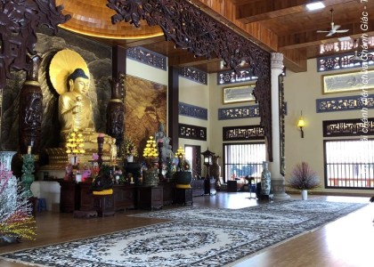 Thảm len hoa văn trải trang trí chánh điện Thiền Viện Trúc Lâm Chánh Giác tại Tiền Giang