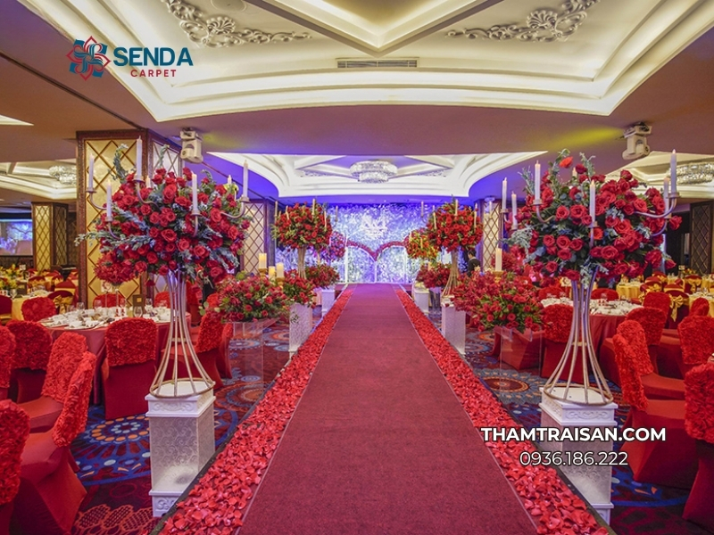 Thảm đỏ dẫn lối trong tiệc cưới