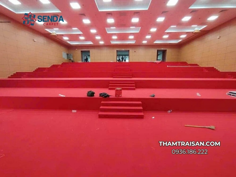 Yếu tố ảnh hưởng giá thảm hội trường
