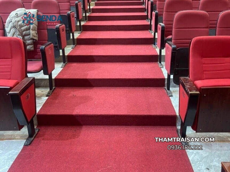 Thảm đỏ trải lối vào hội trường