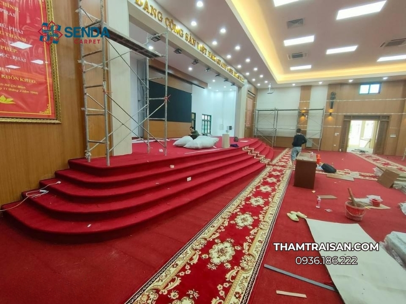 Thi công thảm đỏ tại hội trường